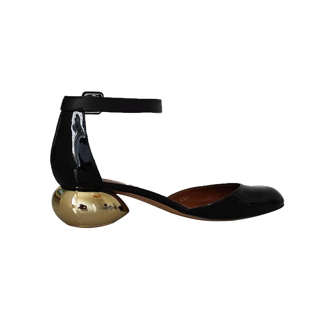 Amazing and ultra requested (and rare) Valentino Garavani shoed
Special edition
Patent leather
Black color
Sculpture golden heel
Ankle strap
Heel height cm 4 (1.57 inches)
Size 39
Made in Italy
Worldwide express shipping included in the