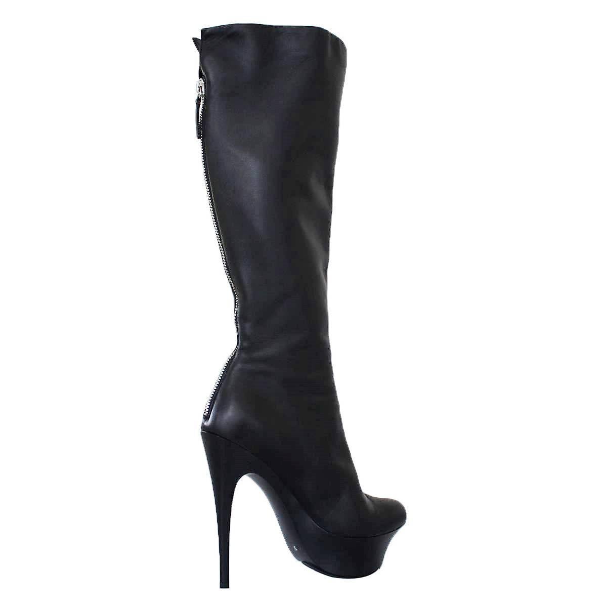 Fantastic Giuseppe Zanotti Design boots
Leather
Black color
Back zipper
Heel height cm 14 (5.5 inches)
Plateau cm 4 (1.57 inches)
Original price € 1300
Used once !
Made in Italy Worldwide express shipping included in the price !