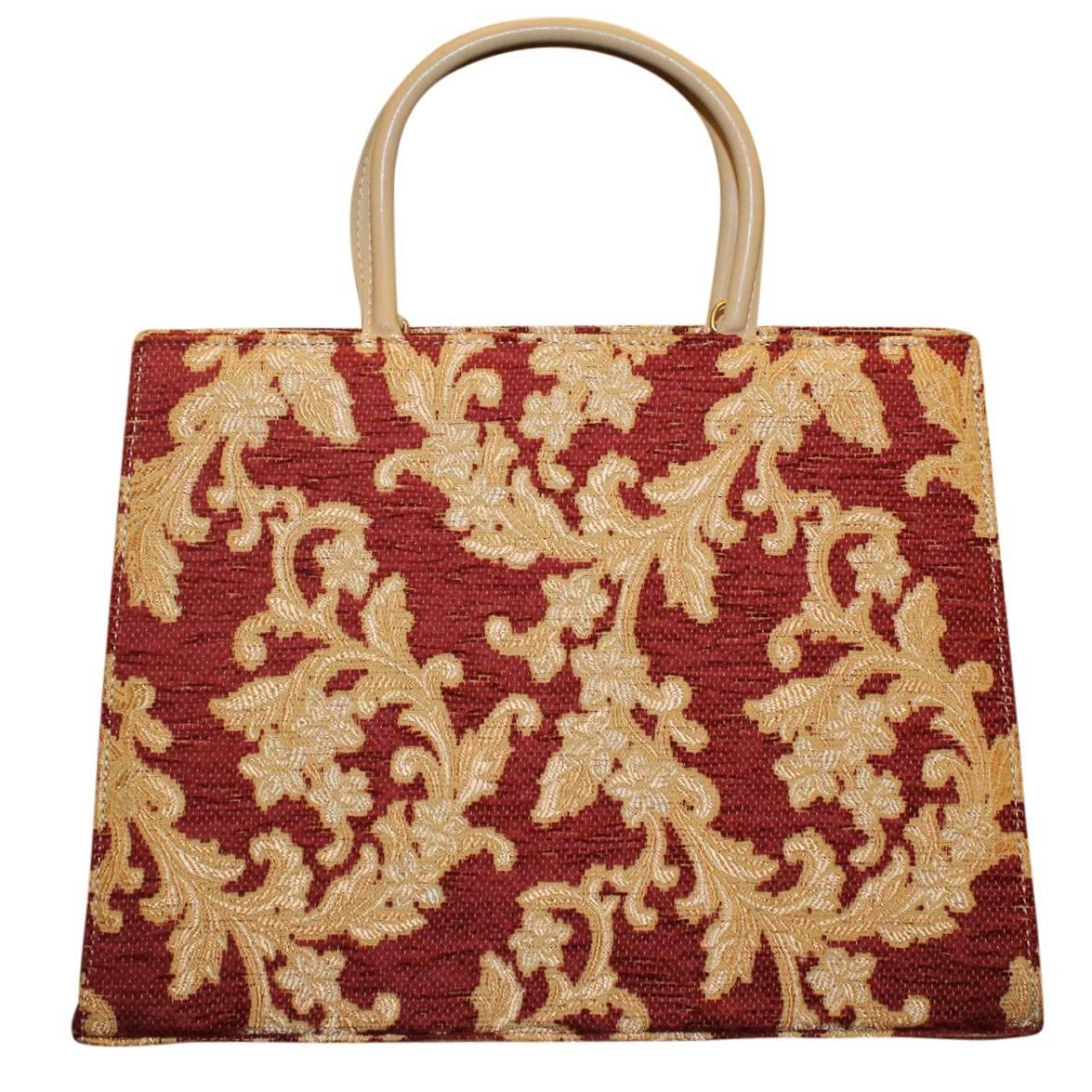 Stunning Carlo Zini Milano jewel bag
One of the world's best bijoux designers
Unique piece !
Red textile
Yellow/ochre embroidery
Wonderful golden metal, crystals and swarovsky applications
Floral pattern
Beige leather handles
Internal zip