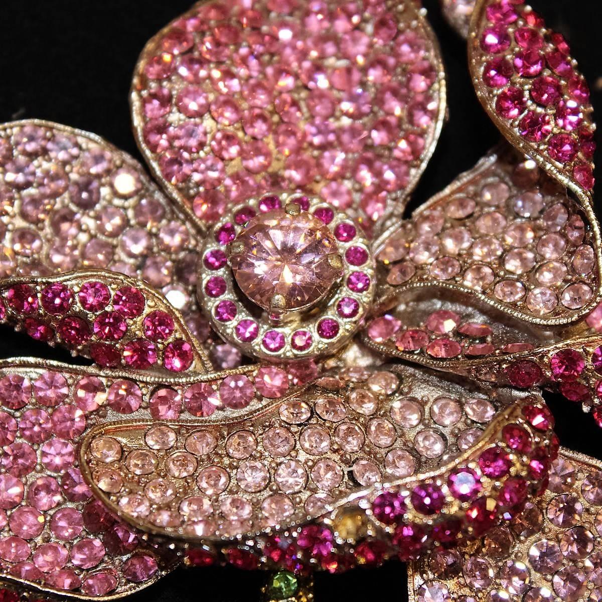 Wonderful Carlo Zini Milano brooch
Zini, one of the world's best costume jeweller
Unique piece !
Non-allergenic rhodium
Pink, fuchsia and green color
Magnificent hand applied colored crystals 
Cm 8,5 x 8,5 (3.34 x 3.34 inches)
Made in