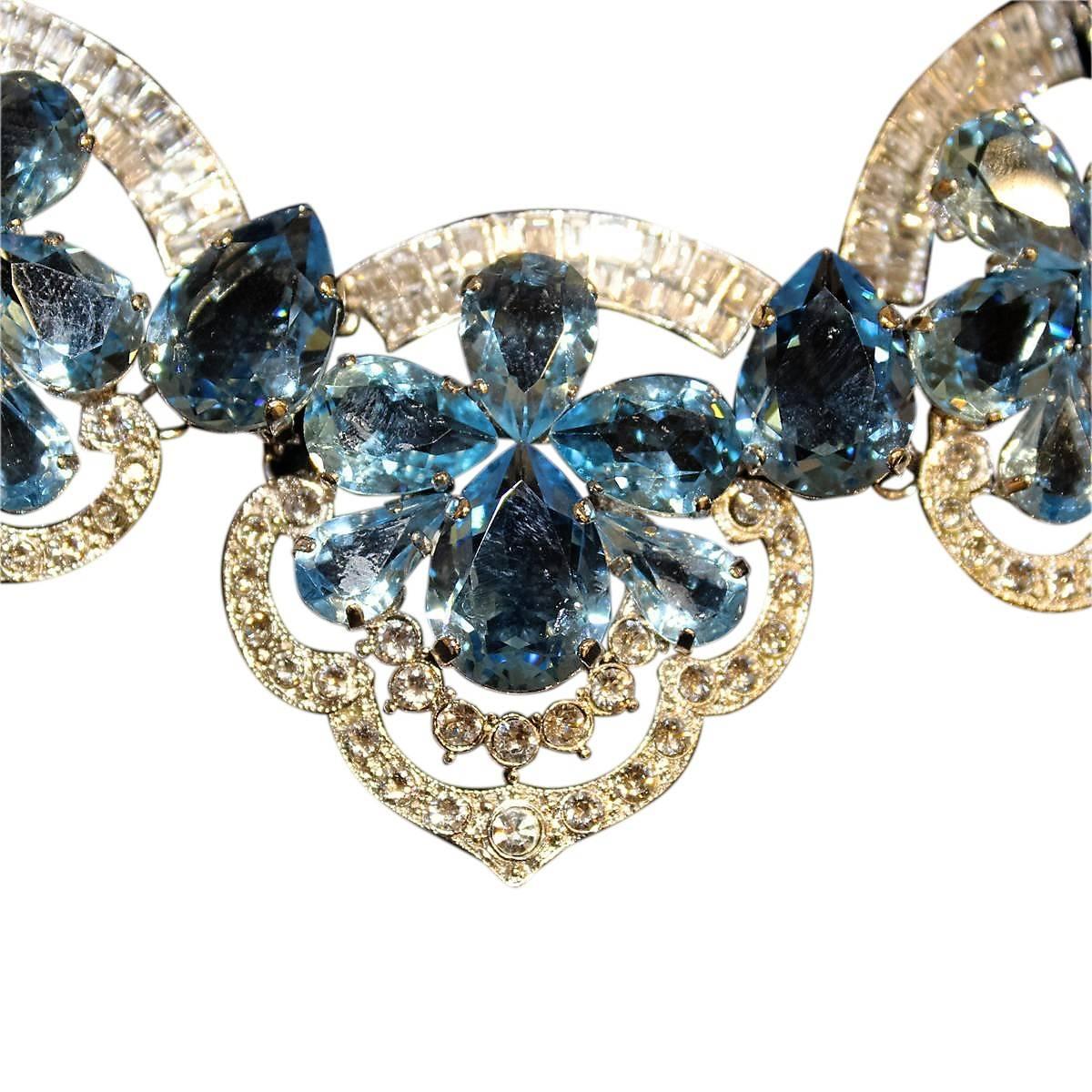 Capolavoro di Carlo Zini MIlano
Uno dei migliori designer di bijoux del mondo
Rodio non allergenico
Splendida costruzione di cristalli swarovsky e vetri azzurri
Spettacolare assemblaggio a mano
Un pezzo unico!
Made in Italy, in modo