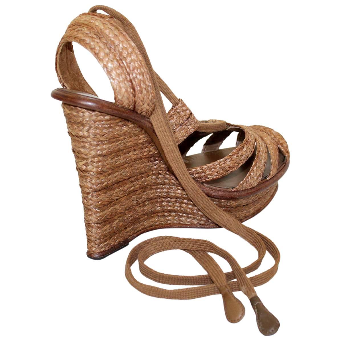 Beautiful Bottega Veneta wedge sandal
Straw
Noisette color
Ankle laces
Heel height cm 12,5 (4.92 inches), 2 cm plateau (0.78 inches)
Made in Italy
Worldwide express shipping included in the price !