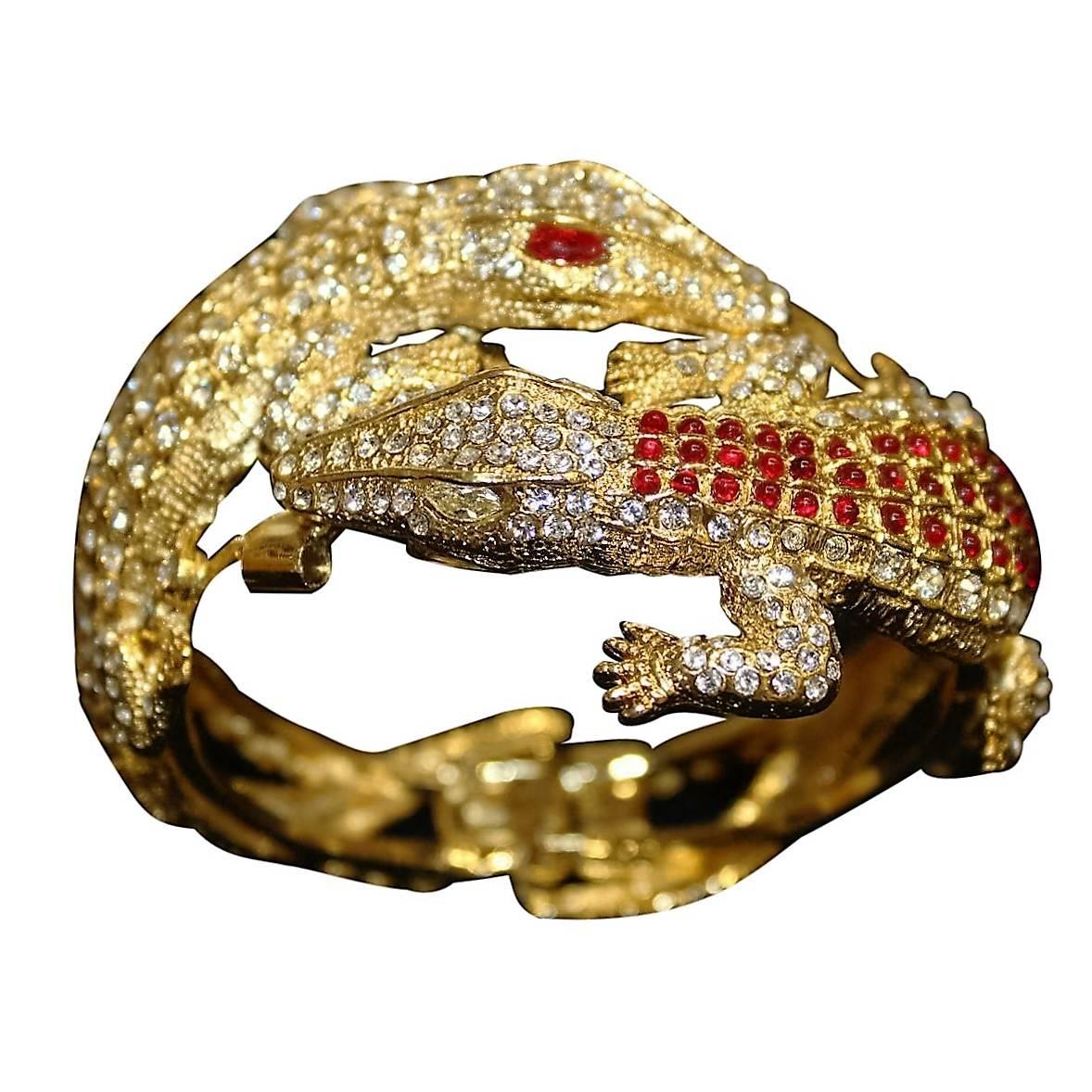 Masterpiece by Carlo Zini bijoux Milano
One of the world greatest costume jewellers
Non allergenic rhodium, gold dipped
Theme : gecko's couple
Amazing hand creation of colored crystals 
Total width cm 6 (2.36 inches)
17 cm wrist circumference