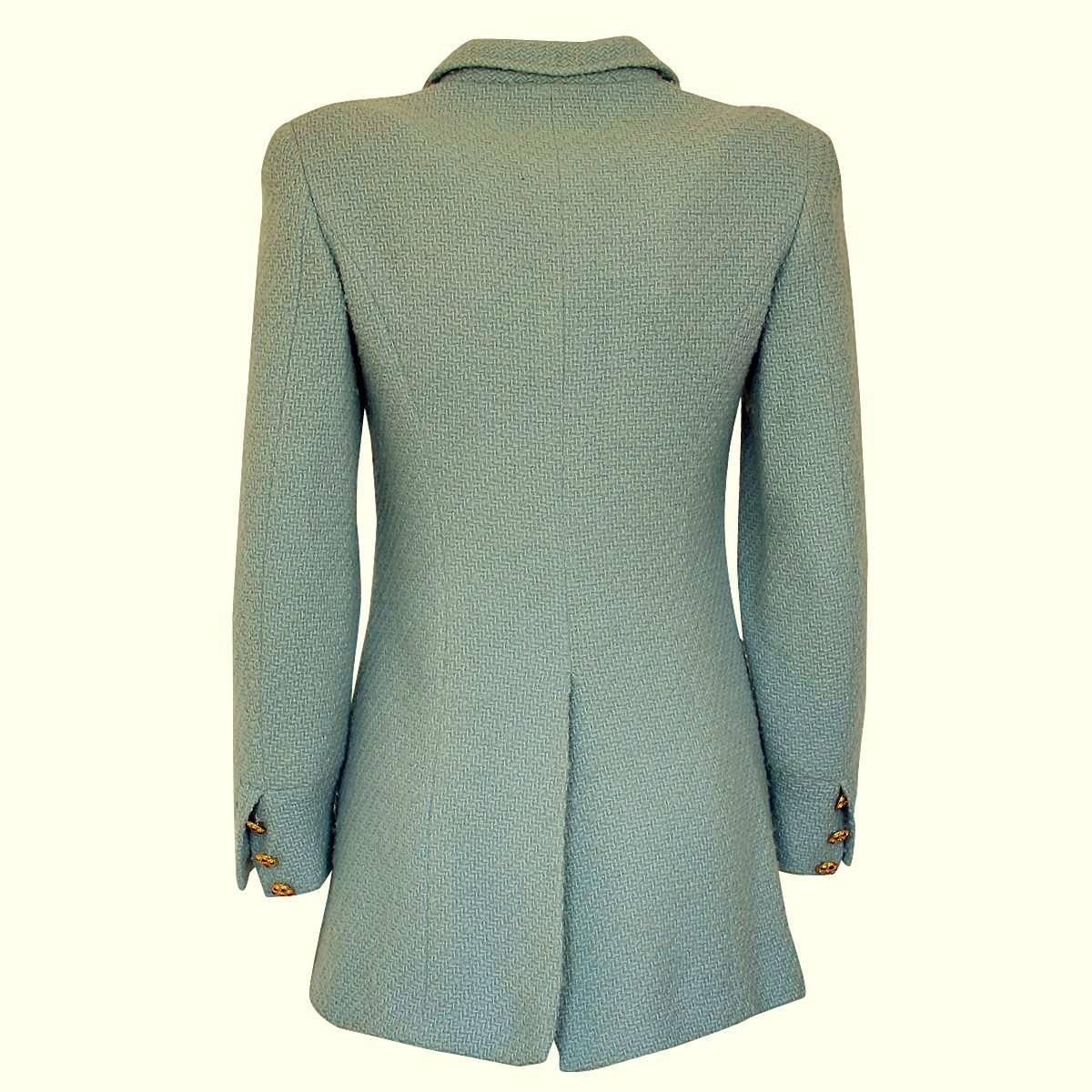 Super classy and beautiful Chanel jacket
Vintage from 1996
Wool (90%) and alpaca (10%)
Azure color
Silk lining
Golden jewel buttons
Four pockets
Total length from shoulder cm 69 (27.1 inches)
French size 36, italian 40
Made in