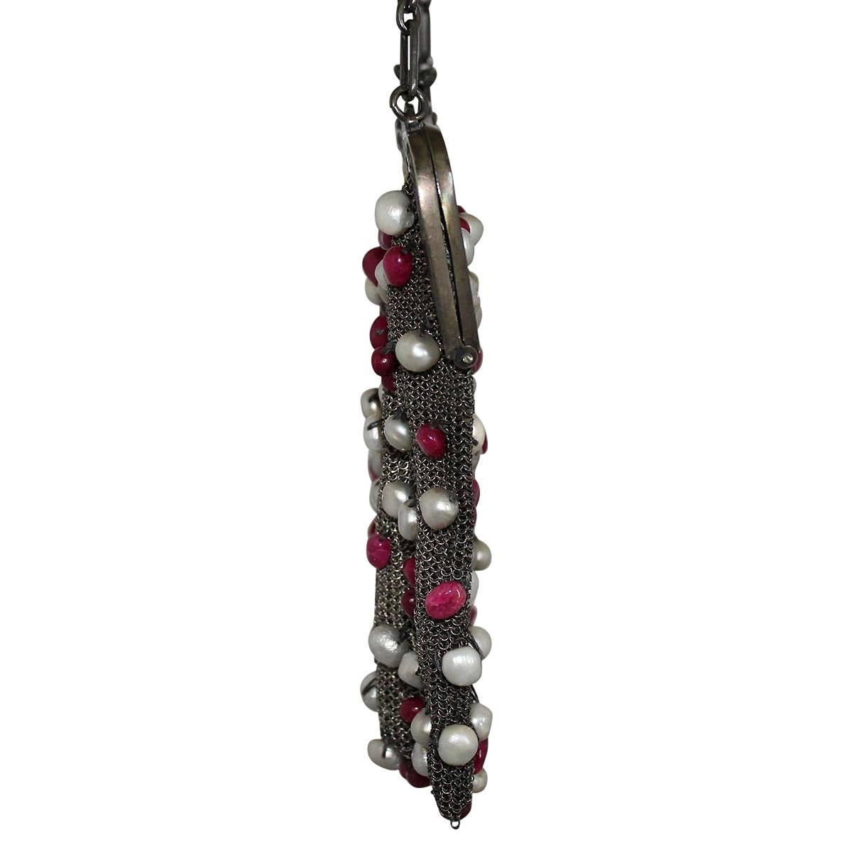 Amazing jewel pochette by Marta Marzotto
Silver metal net
Stunning stones application
Baroque pearls
Ruby
Silver chain
Cm 22 x 16 (8.6 x 6.3 inches)
Unique piece, without tag as usual
Made in Italy
Worldwide express shipping included in the