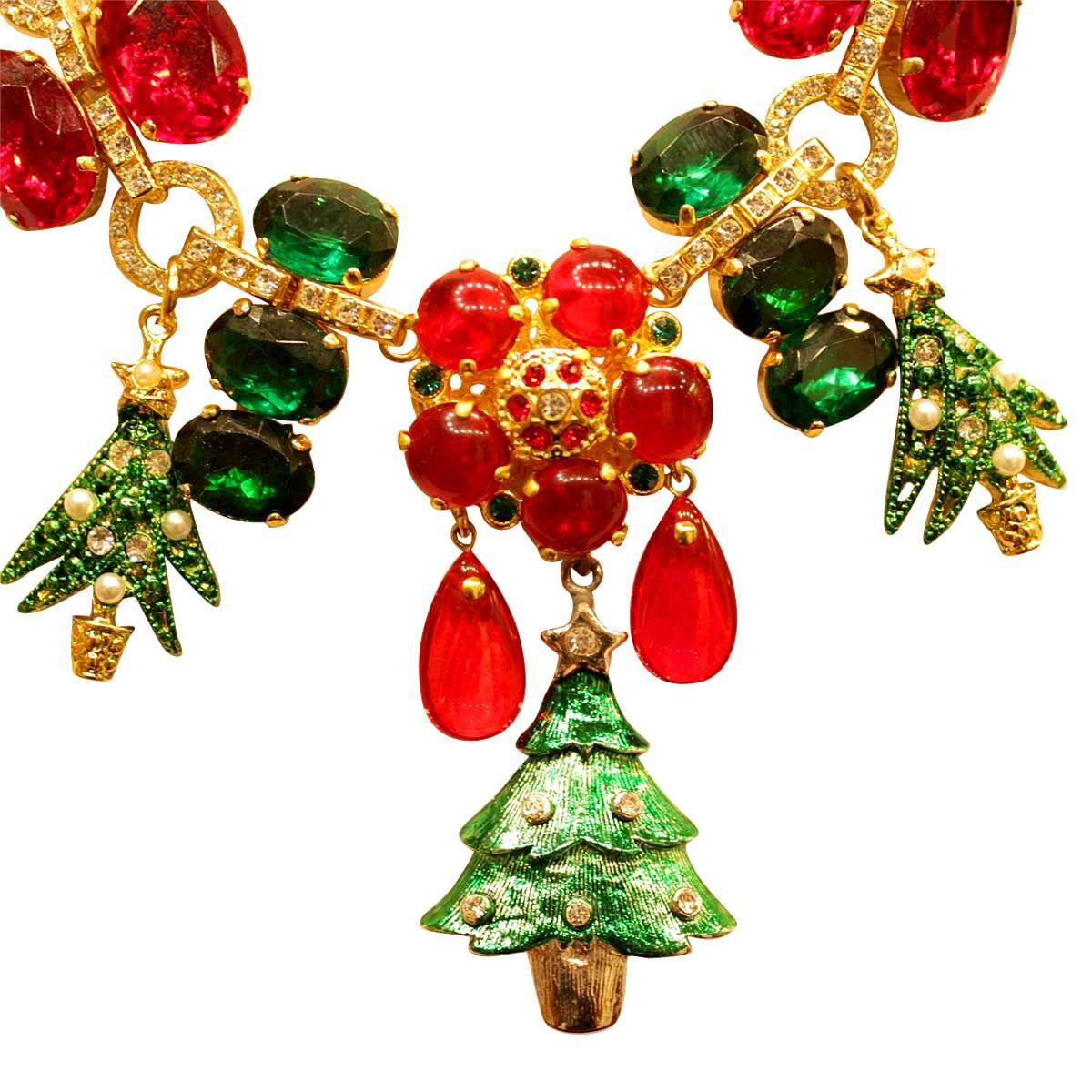 Amazing and special Carlo Zini Christmas necklace
One of the world's best bijoux designers
Non allergenic rhodium
Hand painted
Christmas theme, trees
Wonderful construction of swarovsky crystals and colored resins
Unique piece !
Made in