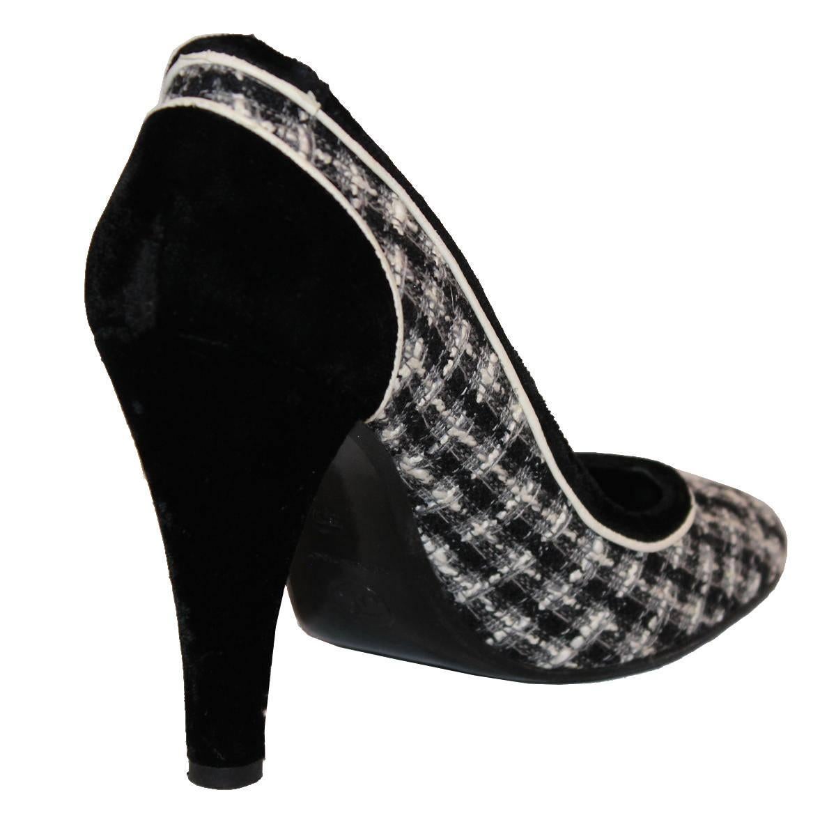 Beautiful and iconic Chanel décolleté
White, grey and black tweed
Bouclé
Black velvet heel and profile
Heel height cm 10 (3.93 inches)
With box
Made in Italy
Worldwide express shipping included in the price !