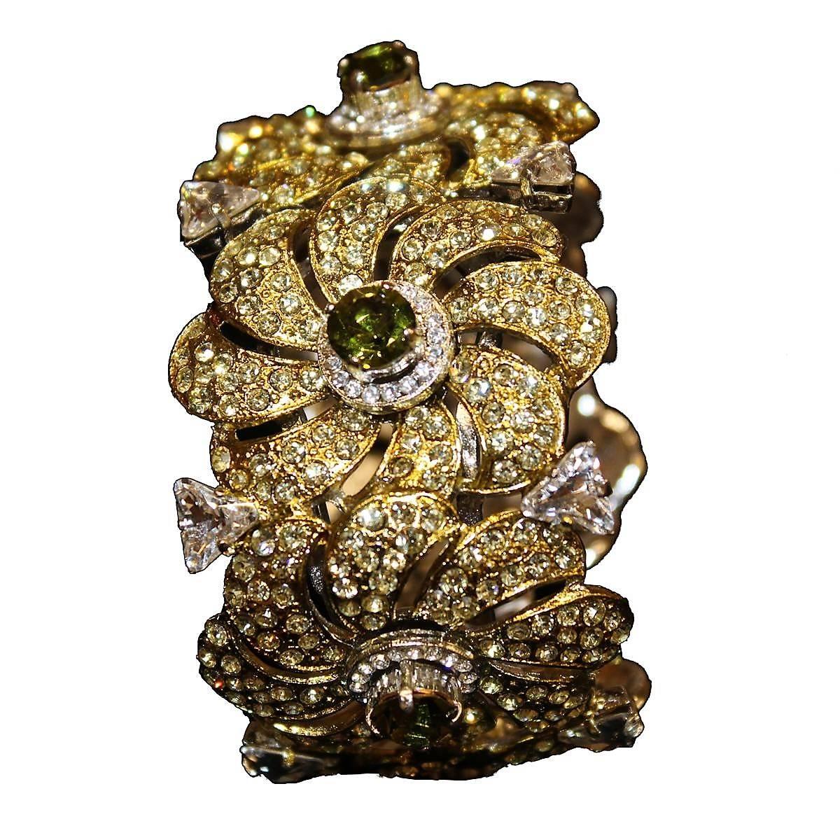 Fantastic Carlo Zini bijoux Milan bracelet
One of the world's best bijoux designers
Non allergenic rhodium
Amazing hand creation of crystals and colored rhinestones
Green color
Floral theme
Maximum width cm 4 (1.57 inches)
Wrist size cm 17 (6.7