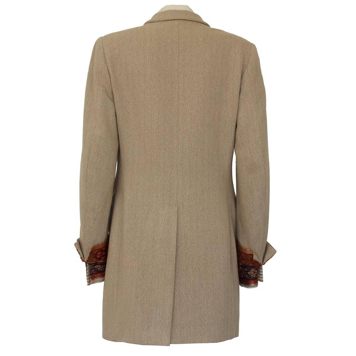 So beautiful Barbara Bui vintage suit
Overcoat
Wool blend
Beige color
4 pockets
3 buttons closure
Precious silk embroidery cuffs
38 french size (42 italian)
Total lenght from shoulder cm 80 (31.5 inches)

Shirt
Cotton
Beige color
Fine worked
