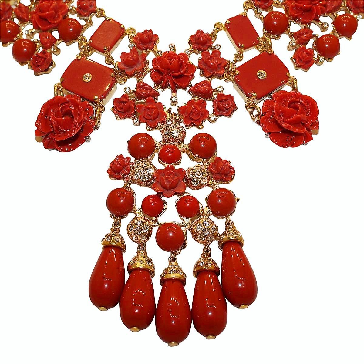 Amazing and unique Carlo Zini bijoux collar
One of the world's greatest bijoux designers
Non allergenic rhodium
Roses theme
Golden deeped
Amazing creation of rhinestones and coral resins
100% Artisanal work
Unique piece !
Condition: New from