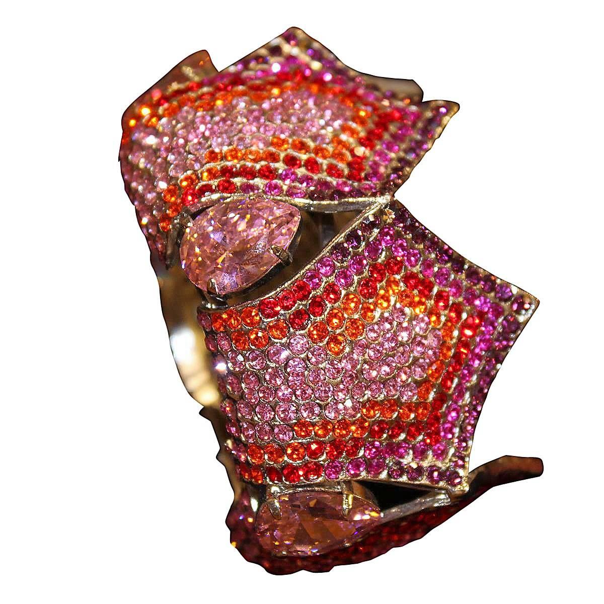 Wonderful colors for this Zini bracelet
One of the greatest world bijoux designers
Non allergenic rhodium
Amazing hand creation of crystals, rhinestones and resins
Multicolored
Total width cm 5 (1.96 inches)
Wrist cm 17 (6.69 inches)
100% Artisanal