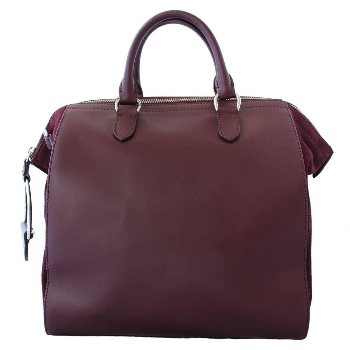 Superb Ralph Lauren bag
Calfskin leather
Bordeaux color
Lateral buckskin 
Two handles
Can be carried crossbody too
External pocket
Zip closure
Trapeze shape
Cm 44 x 30 x 14 (17.3 x 11.8 x 5.5 inches)

Condition: Excellent, with dustbag
Worldwide
