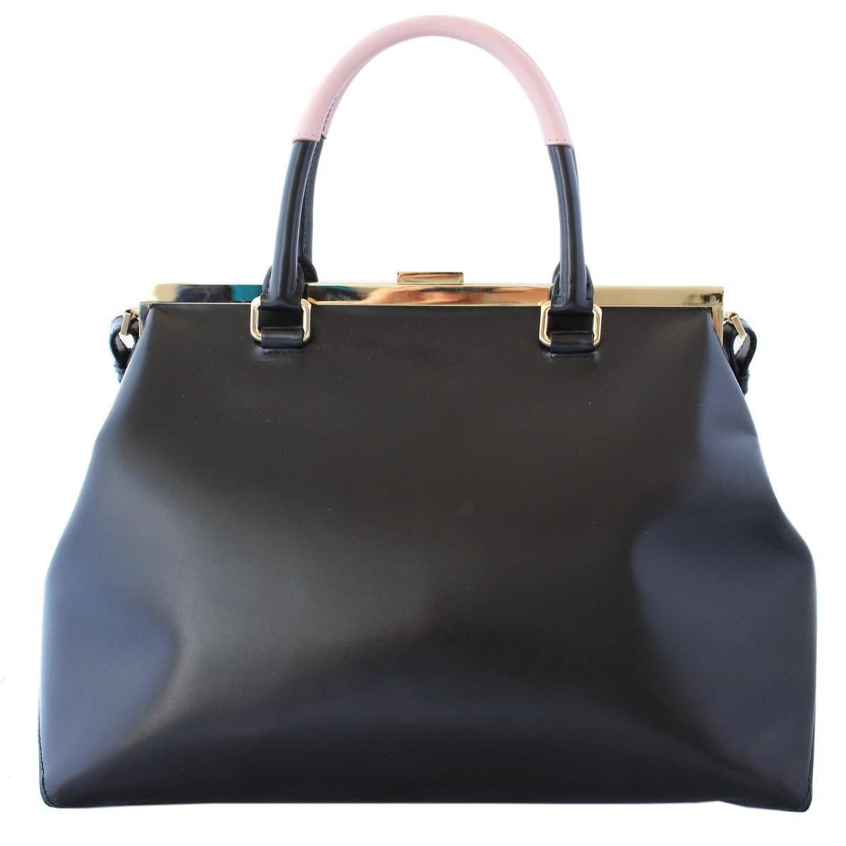 Wonderful Jil Sander tote bag
Leather
Black color
Rose antique handles
Usable as shoulder bag too
Three internal pockets 
Golden metal inserts
Trapeze shape
Cm 34 x 25 x 18 (13.3 x 9.8 x 7 inches)
With dustbag
Worldwide express shipping included in