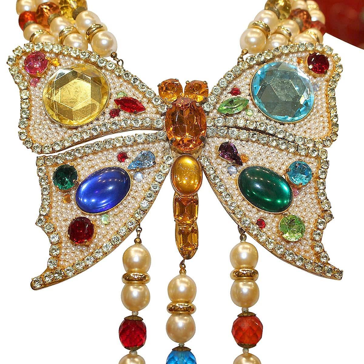 Magnificent and one of a kind collier by Carlo Zini
One of the greatest world's bijoux designers
Non allergenic rhodium
Giant multicolored butterfly
Amazing creation of swarovsky crystals, rhinestones and resins
Faux pearls and beads
Links, details