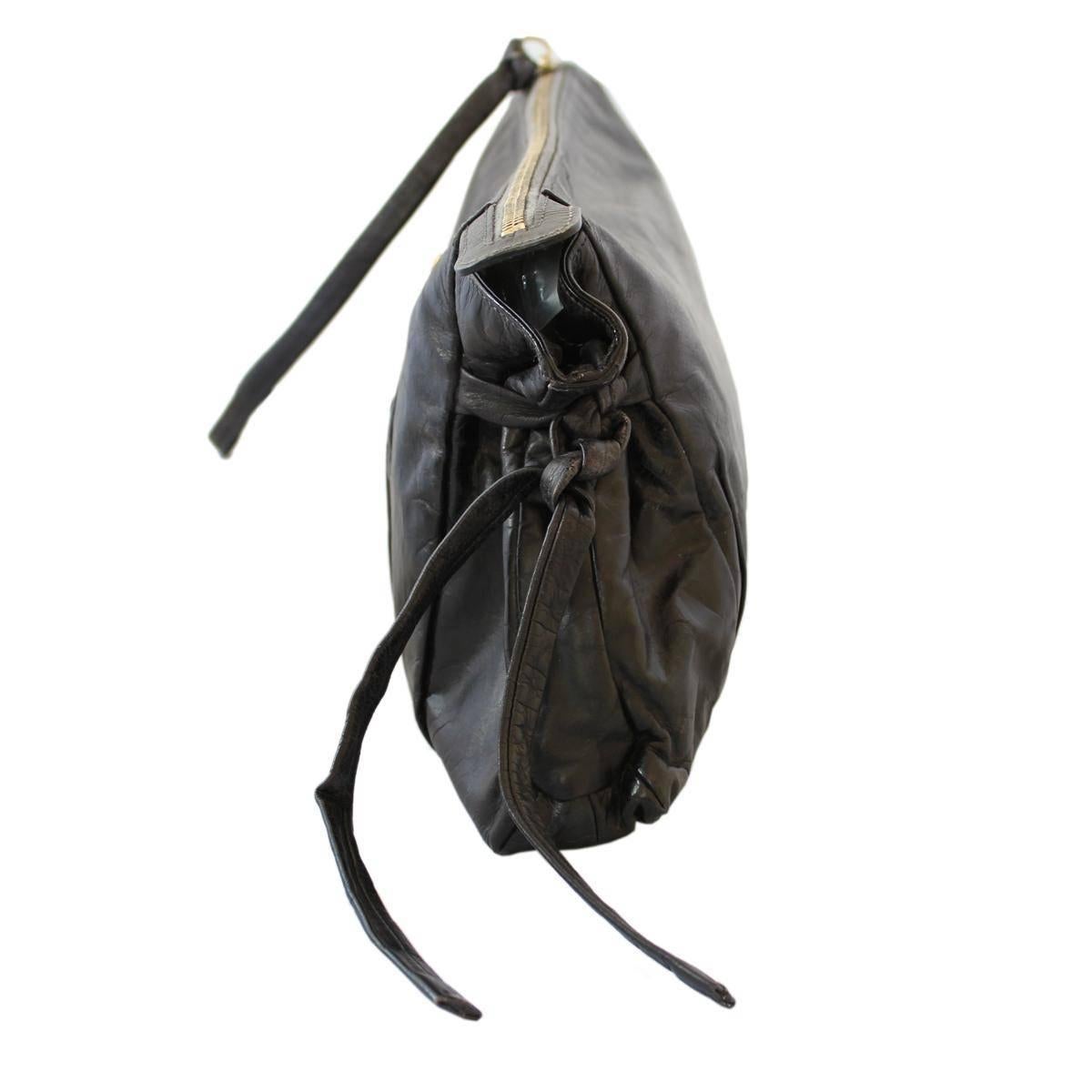 Leather
Black color
Golden brass Logo
Zip closure
Internal zip pocket
Cm 38 x 22 x 7 (14.9 x 8.7 x 2.8 inches)
With dustbag
Worldwide express shipping included in the price !