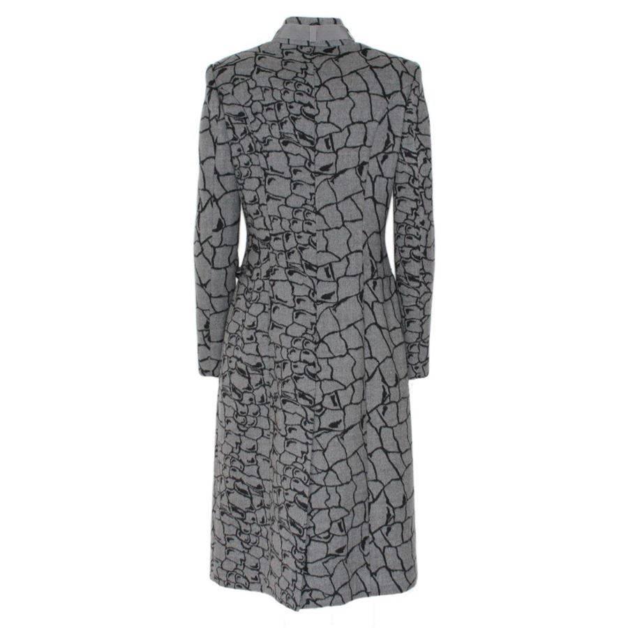 Superb Valentino coat
100% Virgini wool
Fancy pattern on grey color
Button closure
2 Pockets
Grey bow
Total length cm 105 (41.33 inches)
Made in Italy
Worldwide express shipping included in the price !
