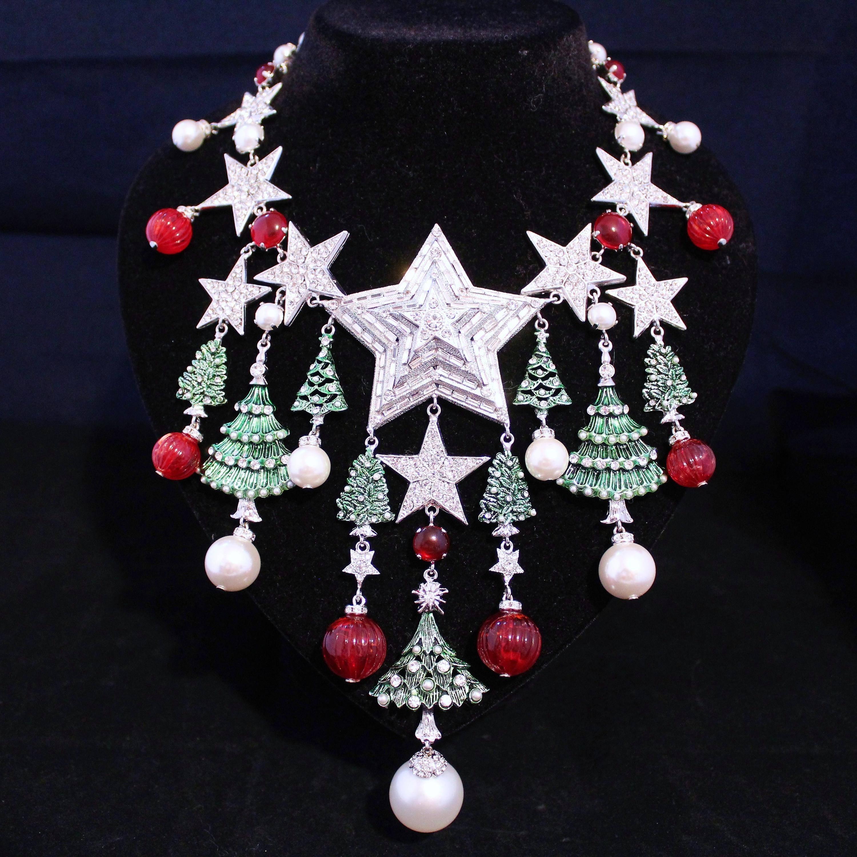 Superb and funny Christmas necklace by Carlo Zini
One of the greatest world bijoux designers
Christmas theme, stars and trees
Non allergenic rhodium
Amazing hand creation of class A swarovsky crystals and colored resins
11 Stars, 9 trees
Central