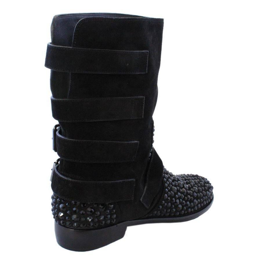 Ultra cool Giuseppe Zanotti Designs ankle boots
Cobain 25 tubo
Suede
Black tundra color
Rhinestones applications
Lateral multibuckle closure
Maximum height cm 26 (10.2 inches)
Heel height cm 3 (1.18 inches)
New with box
Worldwide express shipping