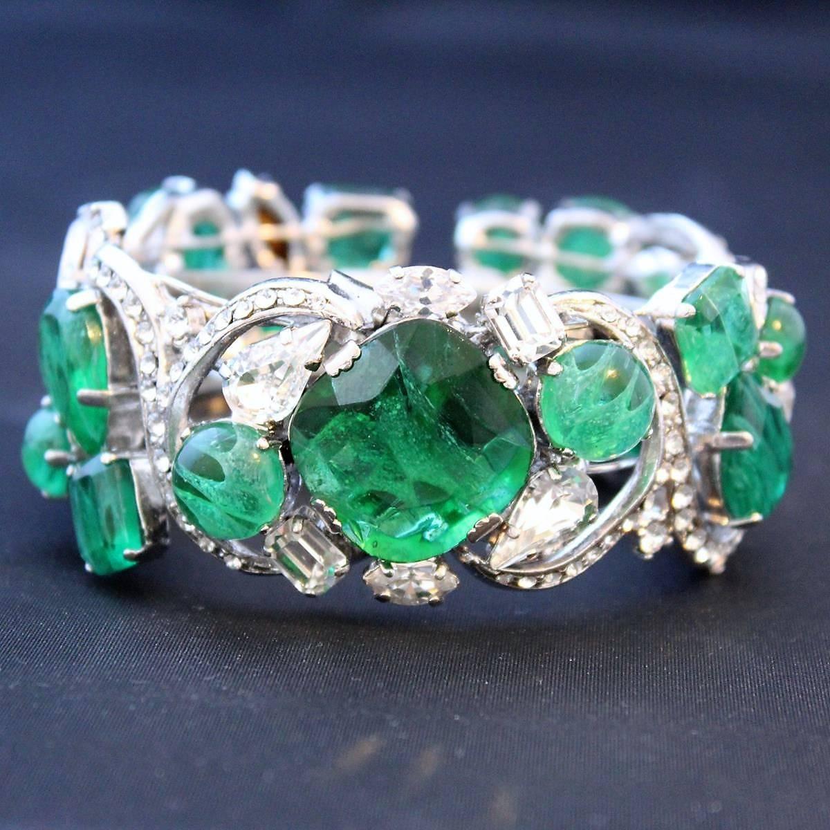 Magnificent masterpiece by Carlo Zini Milano
One of the greatest world bijoux designers
Non allergenic rhodium
Amazing hand creation of class A swarovsky crystals and emerald like resins
Total width cm 3 (1.18 inches)
Wrist cm 17 (6.69 inches)
100%