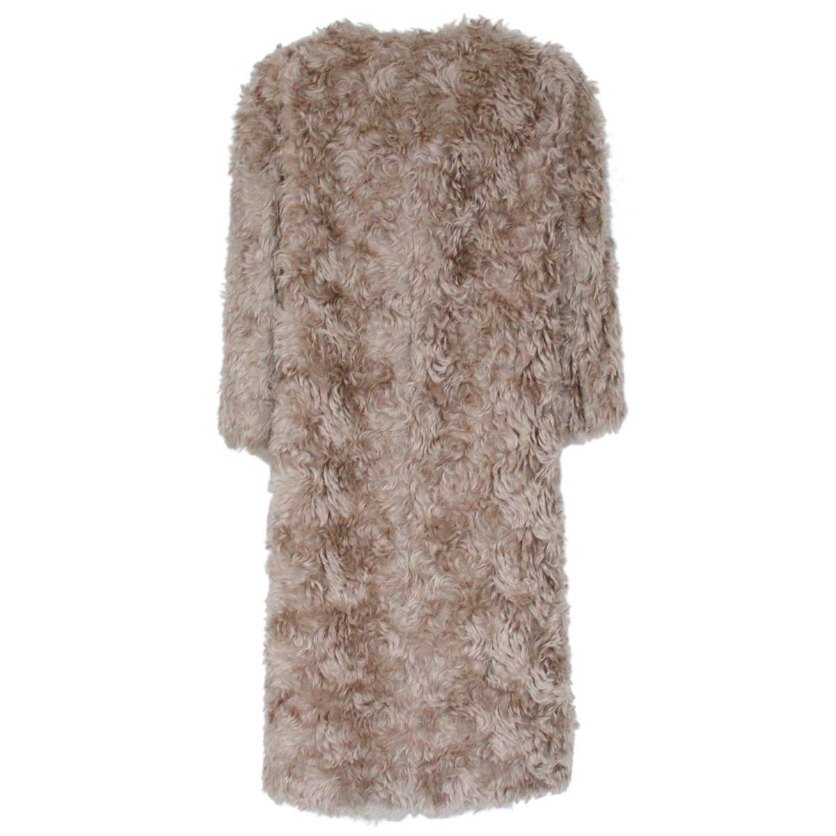 Beautiful and chic Prada coat
Mohair wool
Champagne color
3/4 Sleeve
3 Authomatic buttons
2 Pockets
Total length cm 95 (37.4 inches)
Worldwide express shipping included in the price !
