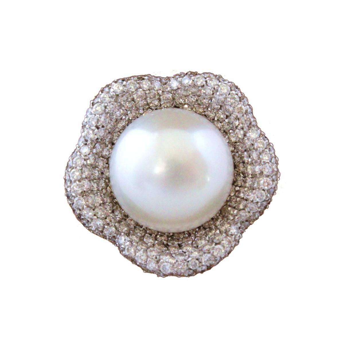 Masterpiece by Ghidini, Brescia, Italy
December 2015
Australian pearl
7,10 ct diamonds, brilliant cut 
Size 48 (15,29 mm), can be enlarged without any problems
With warranty and original case
Worldwide express shipping included in the price !