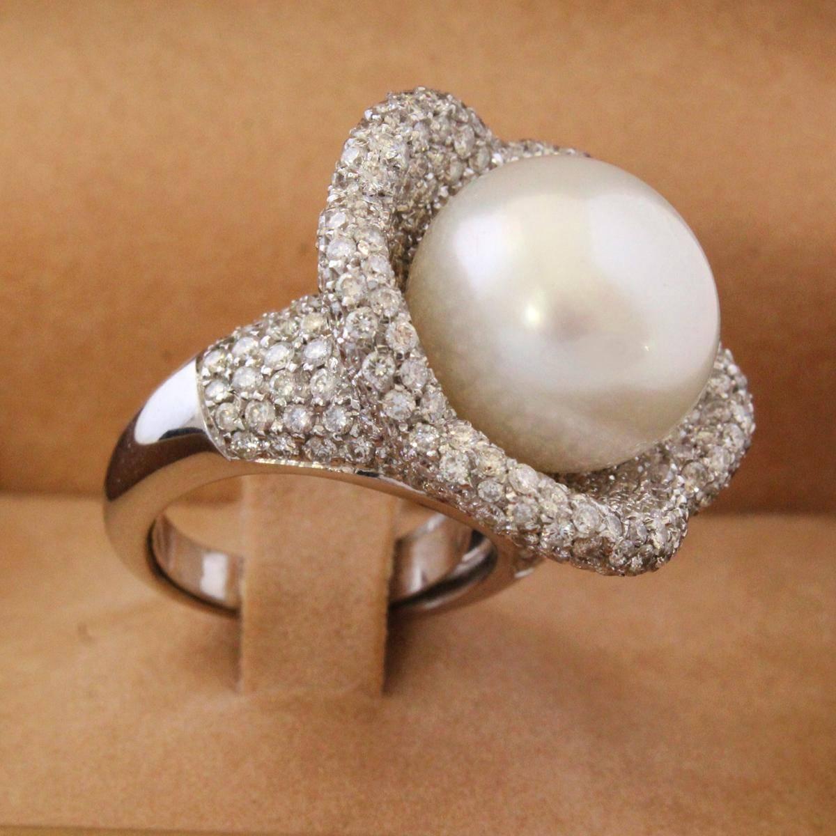 Ghidini Italy Pearl and Diamond Ring In Excellent Condition In Gazzaniga (BG), IT