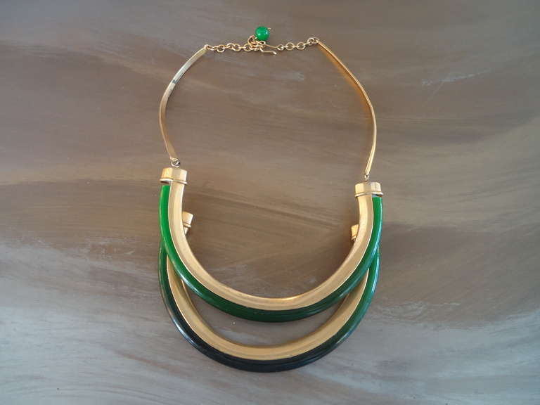 Rare vintage Necklace from Bozart boutique Milano, Italy.

Period 1950's

Materials : golden brass and emerald colour artificial resin
Made in Italy

Total width 5.1 inches

Very good conditions

Fast international shipping included in