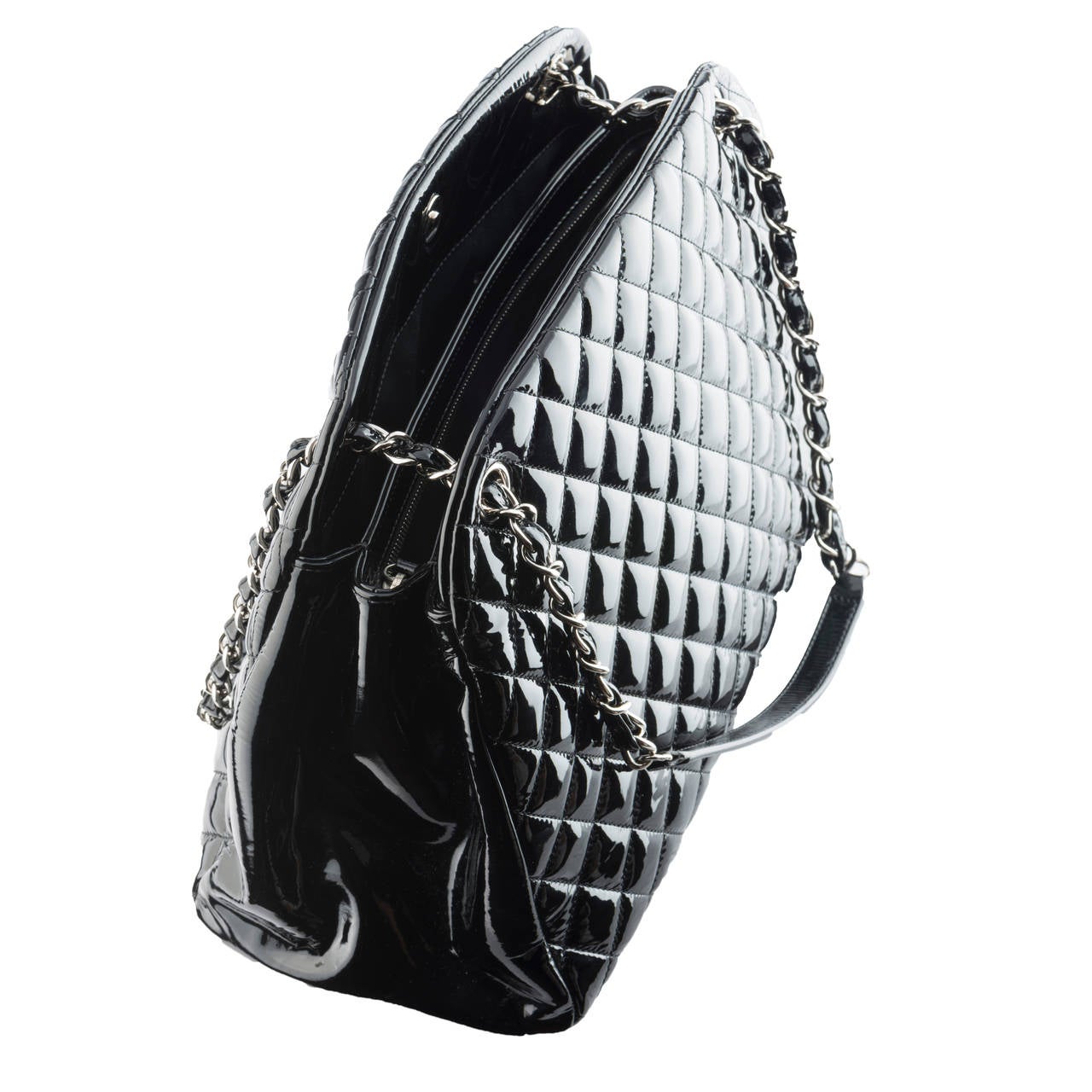 Large black patent bag Dior’s iconic bag, the Lady Dior, features all the hallmarks of Dior leather goods: soft lambskin topstitched with the iconic Cannage motif, rounded handles and D.i.o.r charms. TIMELESS PIECES Mini Lady Dior bag with chain in black patent cannage calfskin AUTUMN Large Lady Dior bag in black .
