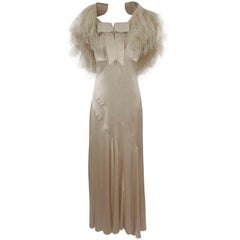 Byblos Haute Couture Laufsteg-Seidenkleid und Straußenschal, 1990er Jahre