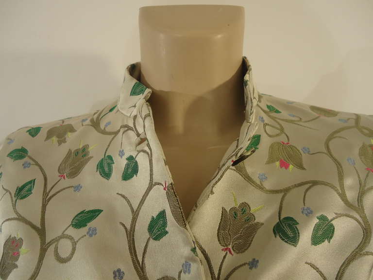 Stunning vintage four buttons jacket by Prada Milano
1997 Spring / Summer Collection

Floral design made with a wonderful embroidery
Main colour light grey

100 % silk
Size 40 italian (6 Us)
Made in Italy

Perfect conditions

Fast