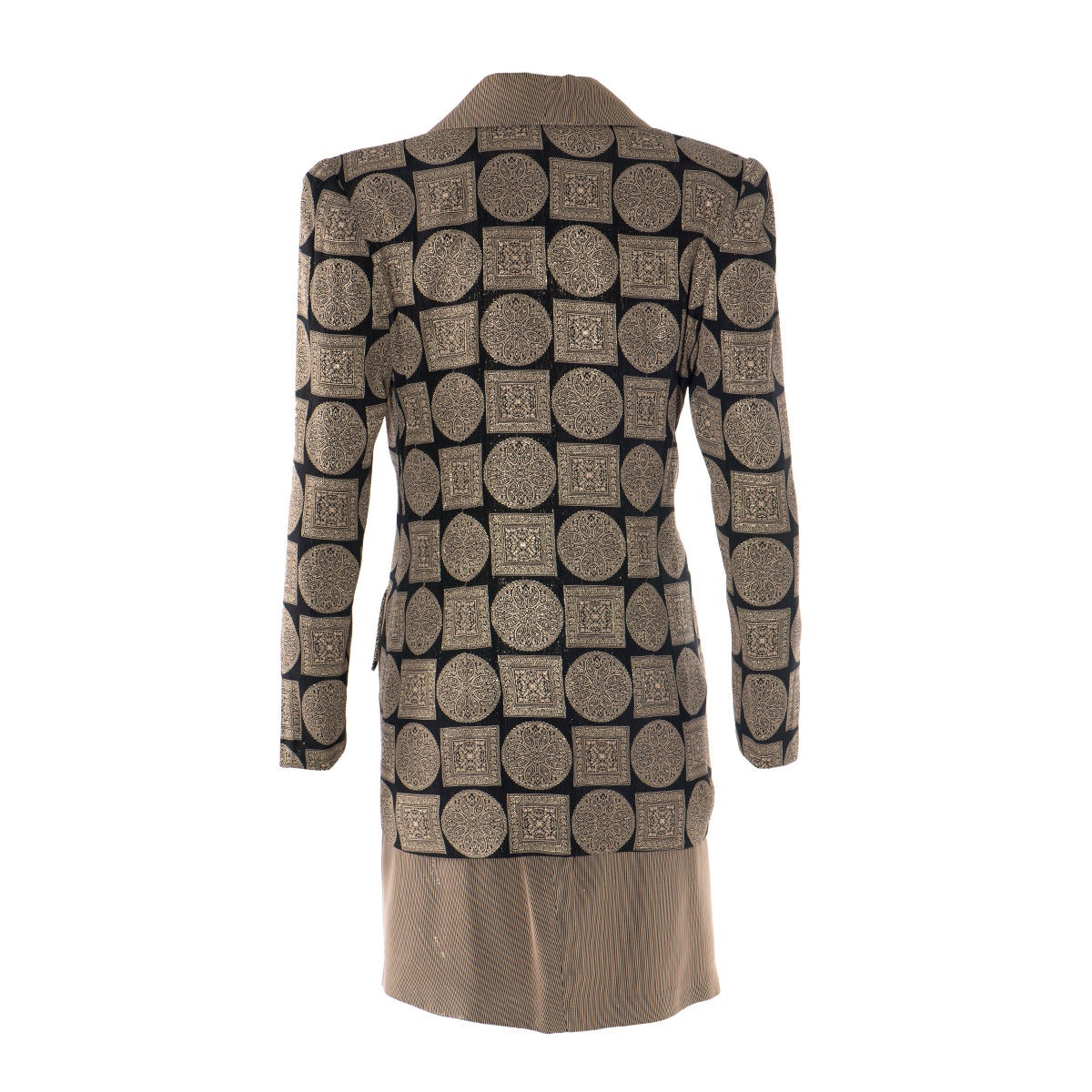 Fantastic skirt suit by Gai Mattiolo, Rome
Geometric pattern
Black with golden striped shades
One single jewel button, Gai Mattiolo style
Materials: acetate and viscose
2 Pockets
Made in Italy
Italian size 42 (6/8 US)
Worldwide express