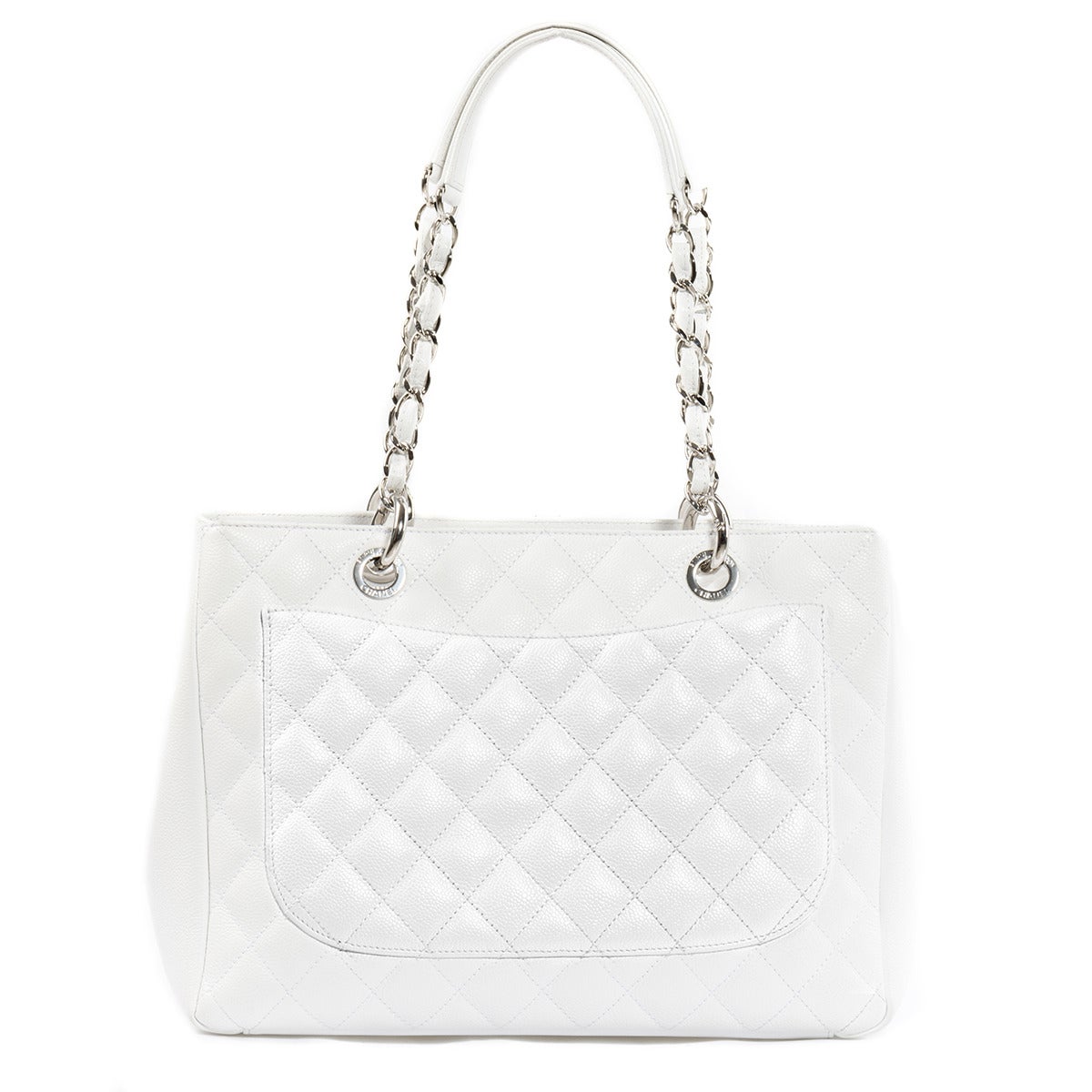 Fantastic, elegant and trendy Chanel GST
Grand shopping tote bag
White color
Matelassé leather
2 Handles
Steel chain
External pocket
2 Internal compartments divided by a large zip pocket
Other 2 internal pockets
Internal grey textile and