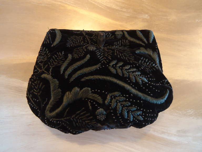 Prestigious vintage clutch made by Comolli, Italy

1930's period

Made by a wonderful work of handmade embroidery on a velvet fabric
Internal 100% silk, it presents a pocket and the signature 