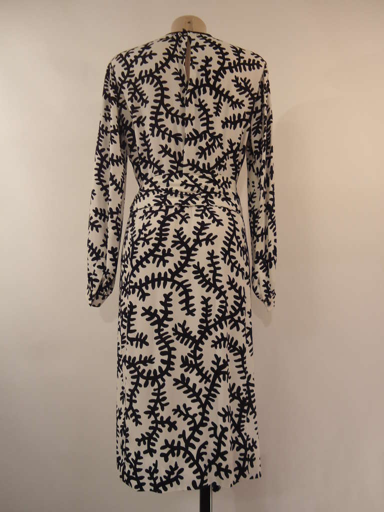 Fantastic long sleeves dress by Yves Saint Laurent Rive Gauche Paris

Vintage from late 80's 

Black and white fancy colour dress with belt 

100% Viscose

Size 40 (France) - 8/10 USA
Made in France

Express international shipping