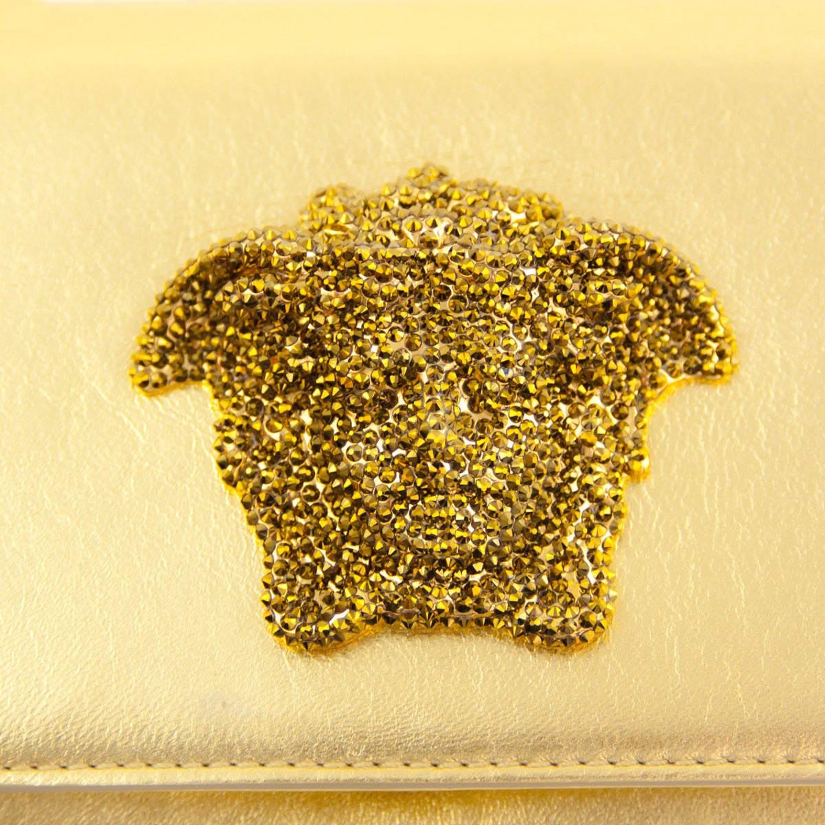 Beautiful and elegant pochette by Versace, Italy
Perfect for the evening or for an event
Gold soft leather
Amazing golden rhinestones jellyfish
Button closure
Can be carried by hand or on shoulder (golden chain)
Small inside pocket
Made in