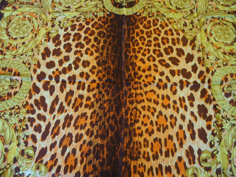 Wonderful colors and fancy for this vintage Atelier Versace Scarf

Mid 90's period.
Beautiful central spotted area surrounded by the typical Versace's gold
Golden crowns, flowers and leaves make the fantastic scene

100% silk
Made in