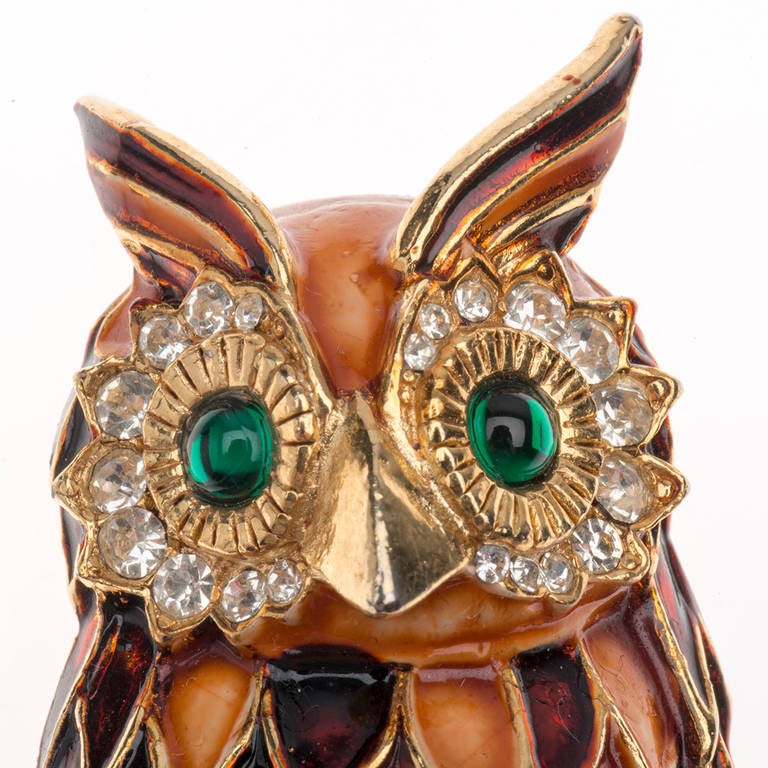 Beautiful and rare preserved brooch representing a owl

Wonderful colours made by fired enamels and strass
This brooch dates back mid 40's and it is in perfect conditions
2.55 inches lenght

Made in Italy

Express shipping included in the