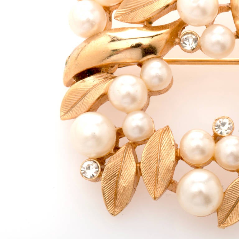Trifari Broche vintage en feuilles dorées et perles