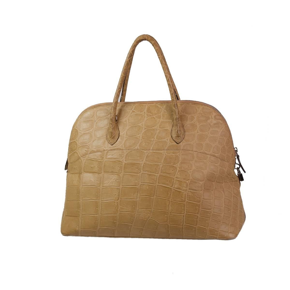 Fantastica borsa in coccodrillo di Donna Elissa Milano
Vero coccodrillo opaco 
Lavoro artigianale di alto livello
Colore beige
Due maniglie
Con armadietto e chiavi
Chiusura a zip
Tasca interna
Spedizione espressa in tutto il mondo inclusa