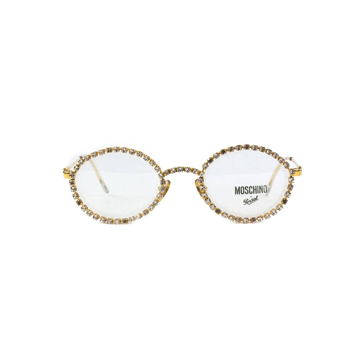Fantastic and ultra rare, special edition
Moschino by Persol, mid 80's
Round structure
Beautiful golden frame with rhinestones
Not p
Comes with original golden case
Made in Italy
Worldwide express shipping included in the price !