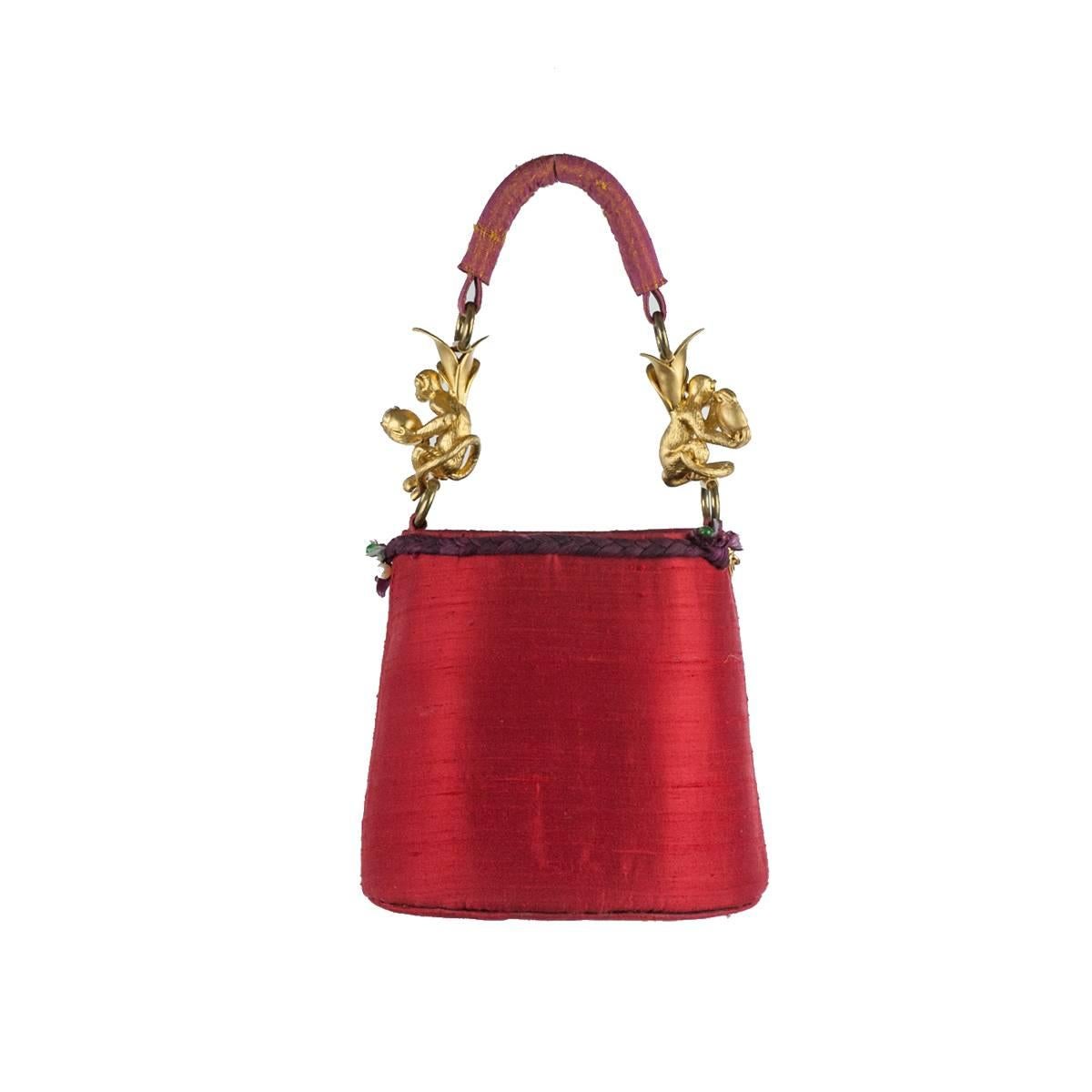 Very original and beautiful bag by Roberta Balsamo Milan
Roberta Balsamo, the queen of etno-chic
Red shantung silk
Unique handle
Little corals and golden inserts
Golden monkeys with crystals
Made in Italy
Worldwide express shipping included