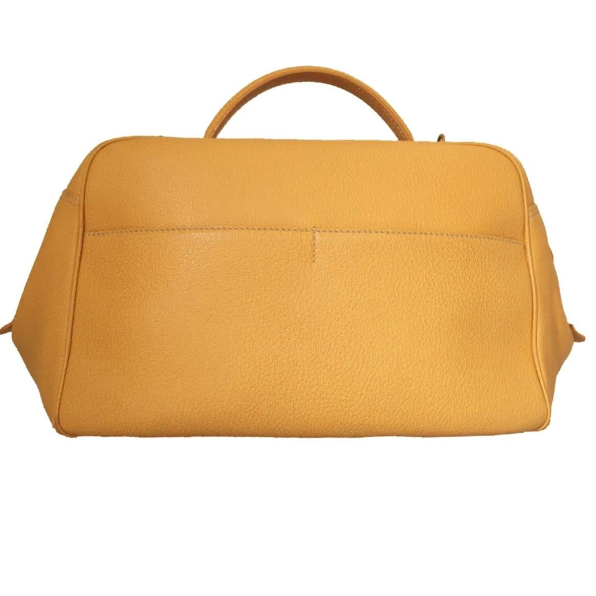 Beautful andvery classy Valextra Milano bag
Can be used as a business bag too
Leather
Pale ochre color
Single handle
Removable shoulder belt
Zip closure
Three large external pockets (one with zip)
Internl zip pocket
Textile internal
Cm 45