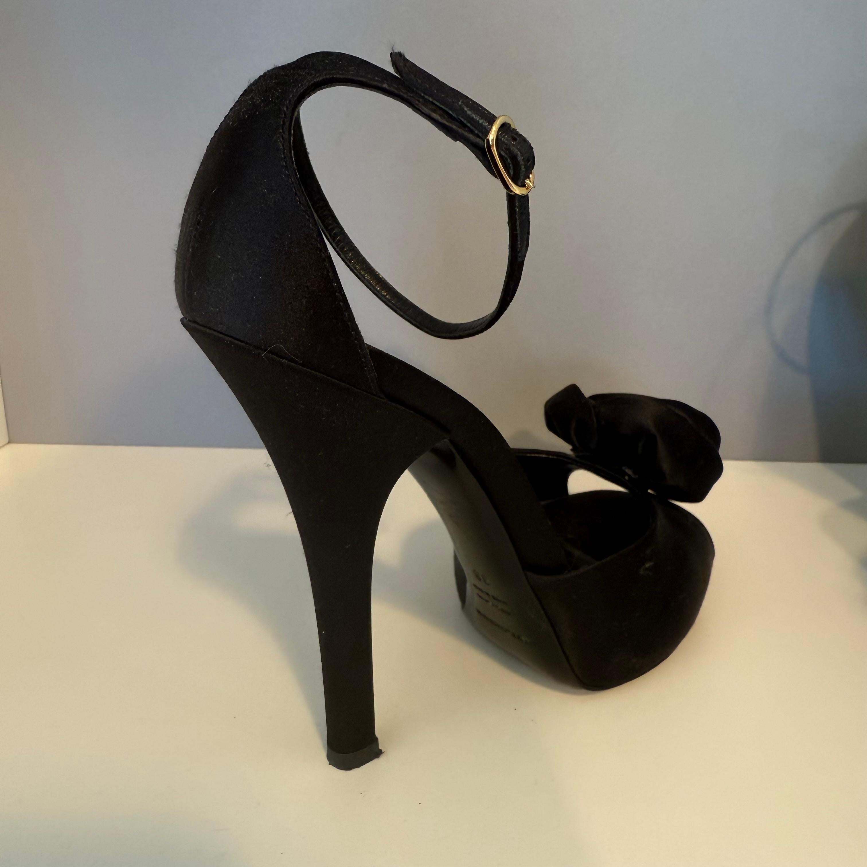 Dolce & Gabbana Sandali in raso nero IT 38 in vendita 1