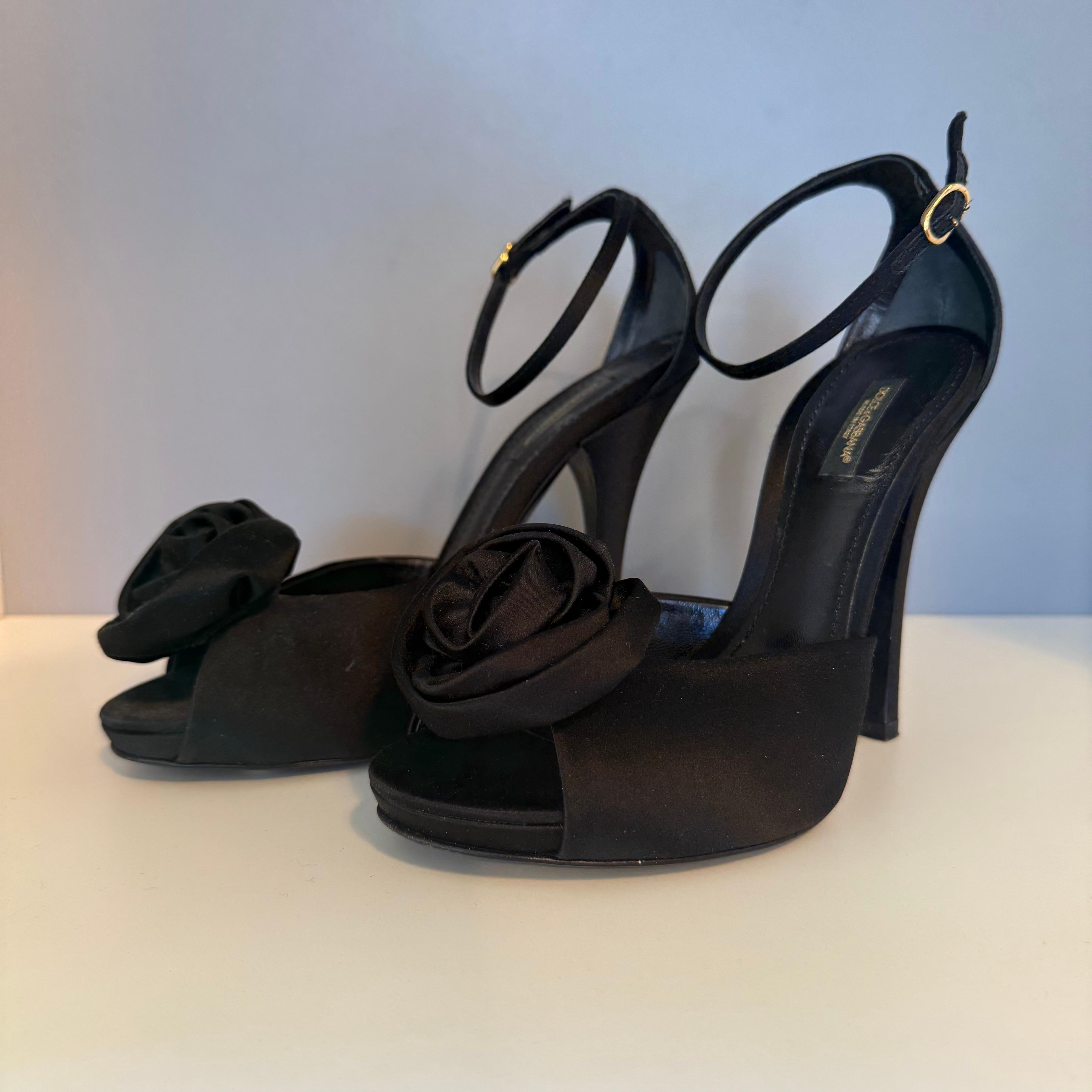 Sandali Dolce & Gabbana
Raso
Colore nero
Fiore frontale
Pizzo sulla caviglia
Altezza tacco cm 12 (4,72 pollici)
Con scatola
Spedizione veloce dall'Italia