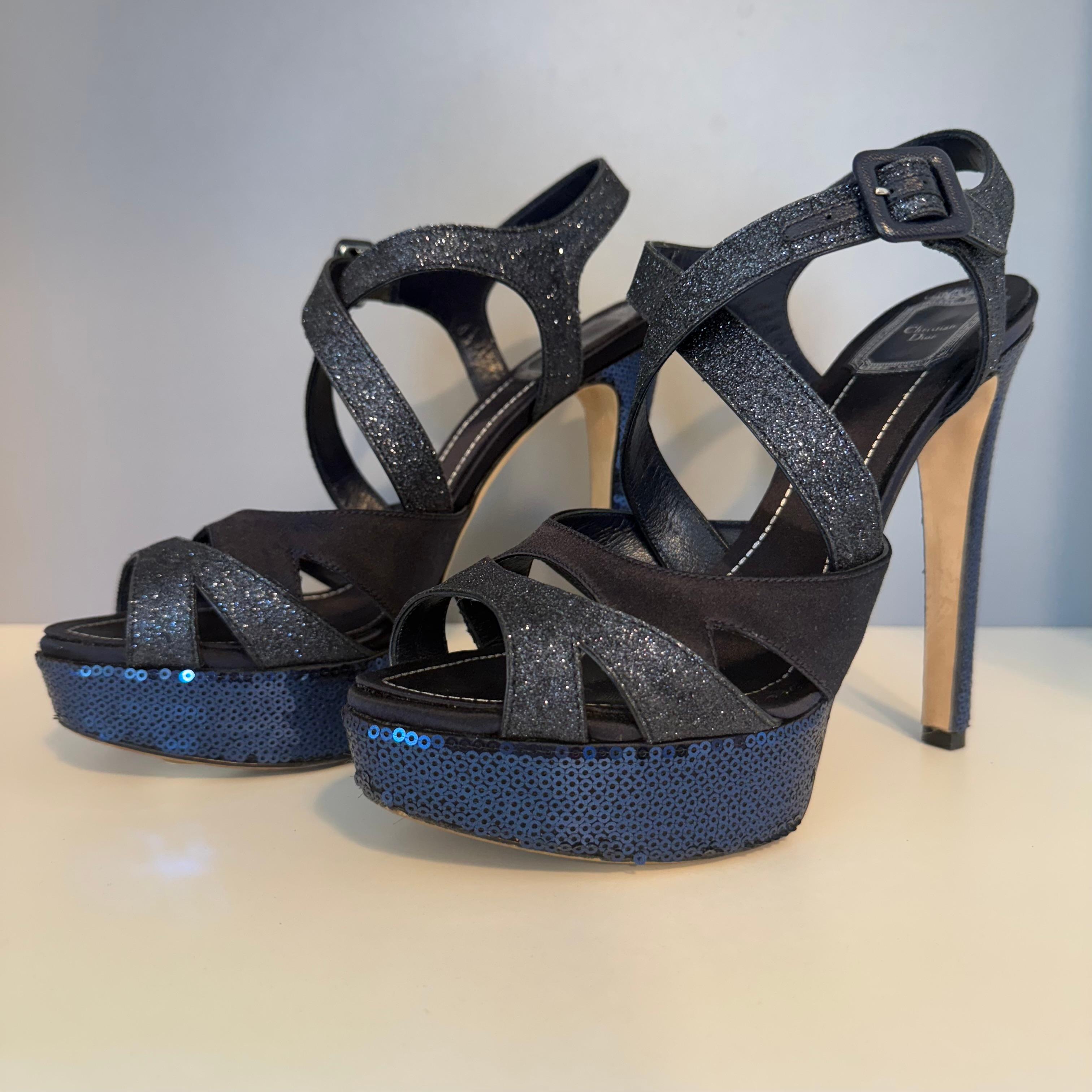 Incredibili sandali alti Christian Dior
Miss Dior 
Raso, glitter e paillettes
Colore blu notte
Cinturino alla caviglia
altezza del tacco cm  13 (5,11 pollici)
Plateau cm 3,5 (1,37 pollici)
Con scatola e tacchi di riserva
Spedizione veloce dall'Italia