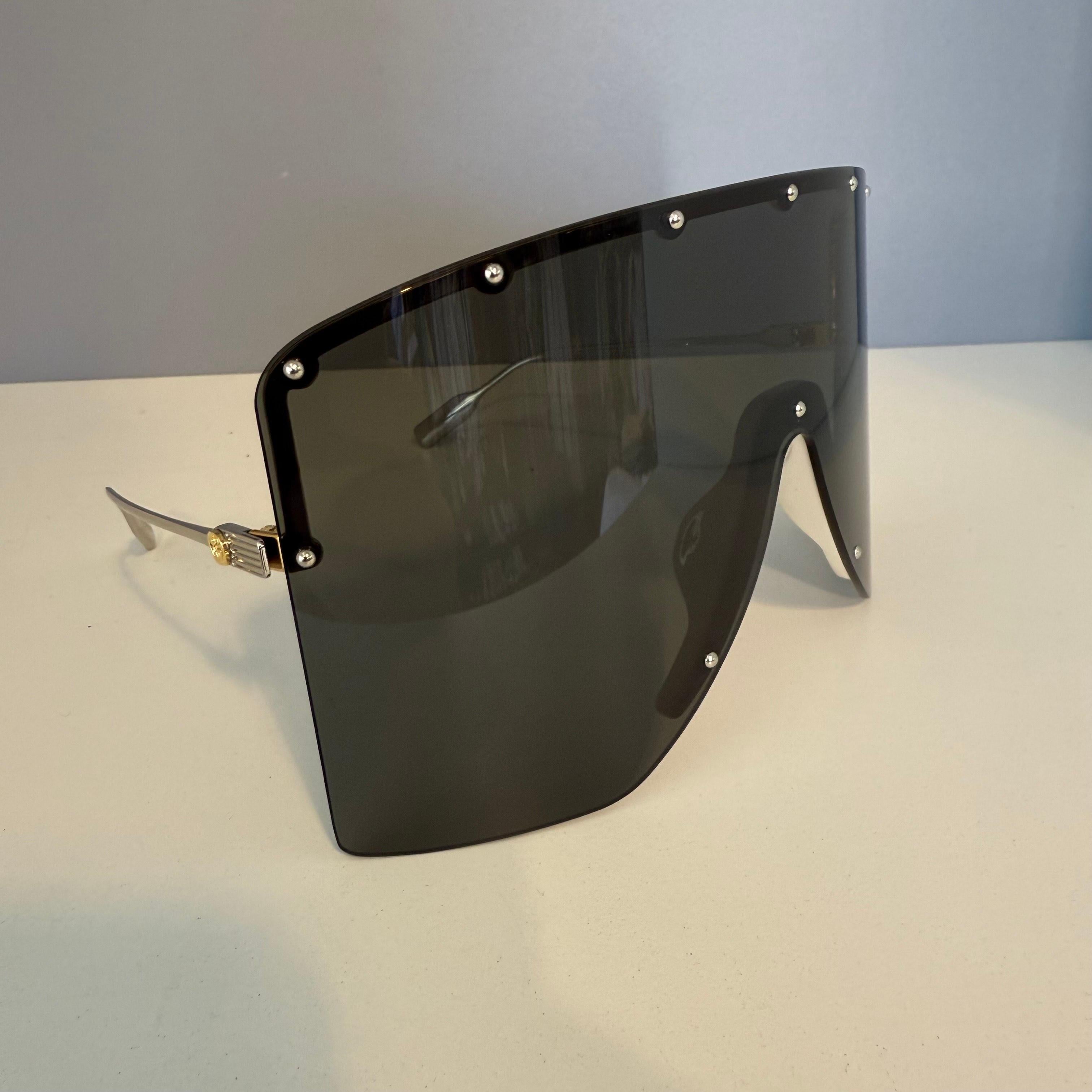 Gafas de sol Gucci bonitas y a la moda
GG 1244S-001
Lentes oscuras
Metal dorado
Nunca se ha utilizado
Con estuche
cm 16 x 8,5 (6,29 x 3,34 pulgadas)
Envío exprés a todo el mundo incluido en el precio