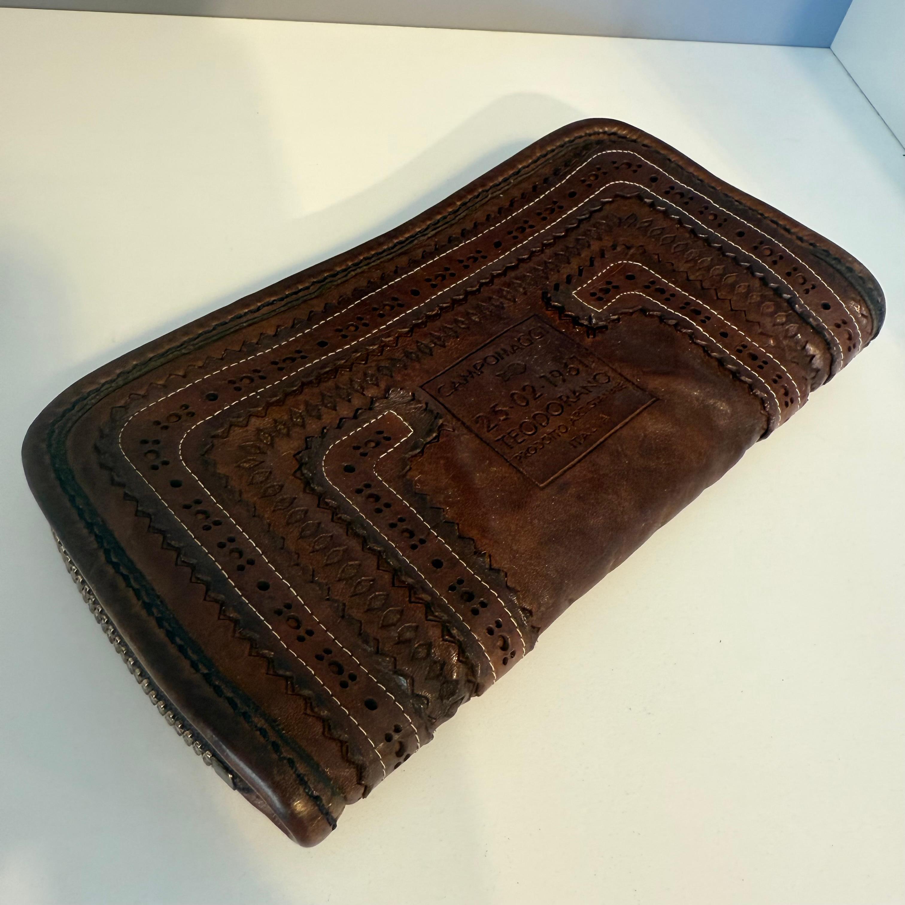 Portafoglio Campomaggi bello e di alta qualità
Pelle lavorata al laser
Colore marrone scuro
Metallo color bronzo
Spazi per banconote, monete e carte di credito
Cm 20 x 11
Con sacchetto antipolvere
Spedizione prioritaria gratuita dall'Italia inclusa
