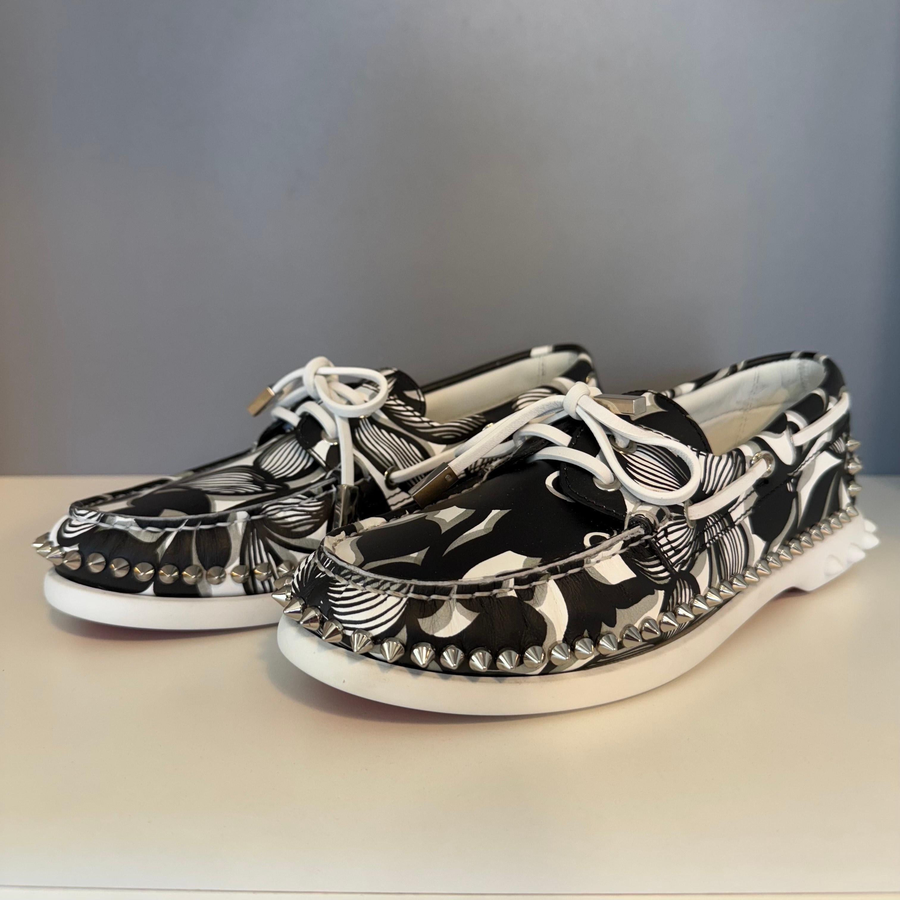 Bootsmokassin von Christian Louboutin Paris
Modell Gerockel
Geschnürt
Weiße, schwarze und graue Farbe
Ausgefallenes Muster
Seitliche Bolzen
Erstaunliche Bedingungen, mit Staubbeutel
Bitte beachten Sie, dass die Schuhe italienische Größe 38 sind,