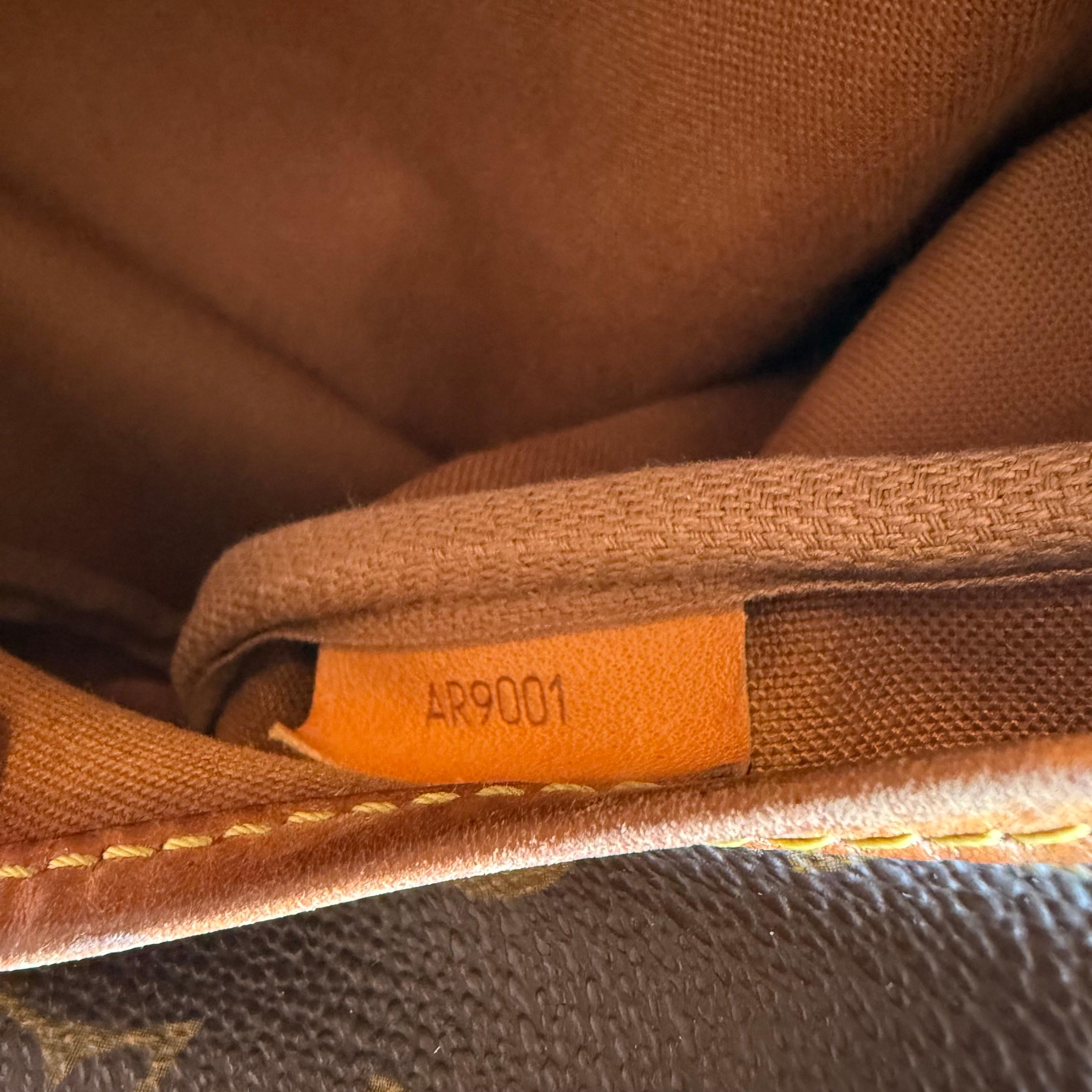 1990 Vintage Louis Vuitton Saumur Monogramme en vente 7