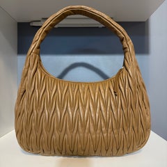 Miu Miu Wander Handtasche aus Nappaleder in der Farbe „Camel“ mit Tragegriff und goldenen Beschlägen